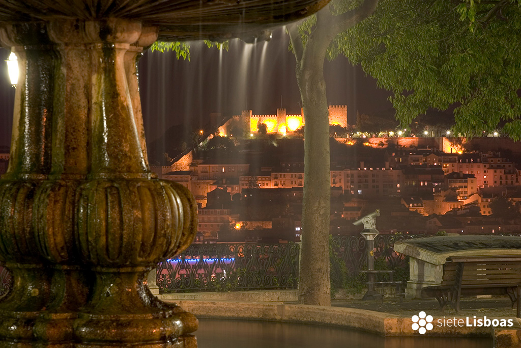 Imagen del castillo de São Jorge, desde el mirador de São Pedro de Alcântara del fotógrafo Nuno Cardal, publicada en su libro "Lisboa Iluminada", cedida a sieteLisboas.