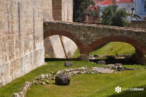 El <em>Castelo de São Jorge</em>, sus muros y murallas El <em>Castelo de São Jorge</em>, sus muros y murallas