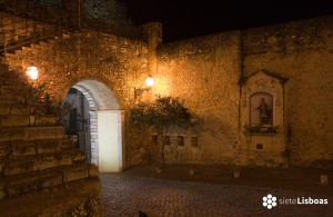 Imagen de la entrada al Castelo de São Jorge, del fotógrafo Nuno Cardal, publicada en su libro 'Lisboa Iluminada' y cedida a sieteLisboas.