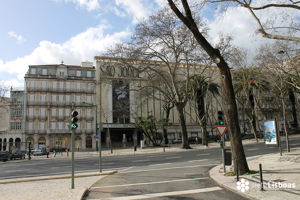 Fotografía del Cinema São Jorge, desde el otro lado de la Avenidade Liberdade, realizada por sieteLisboas.