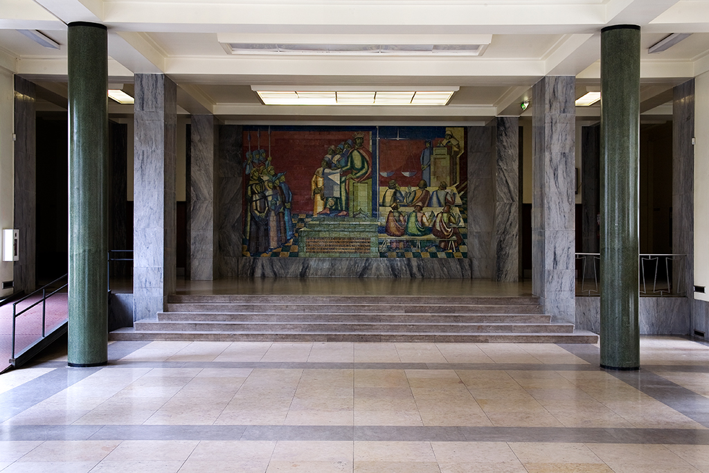Imagen del panel de cerámica 'A fundação do Estudo Geral por D. Dinis' (1957), de Lino António. Facultad de Derecho de la Universidad de Lisboa. Fotografía de J. N. Lamas cedida a sieteLisboas.