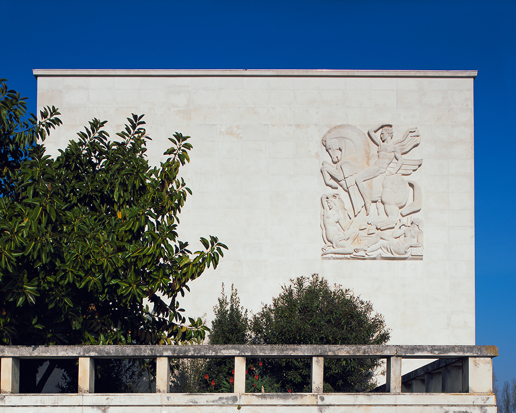 Bajorrelieve 'Apolo, cavalgando Pégaso, preside ao Conselho das Musas' (1957), de Leopolodo de Almeida. Facultad de las Letras de la Universidad de Lisboa. Fotografía de J. N. Lamas cedida a sieteLisboas.