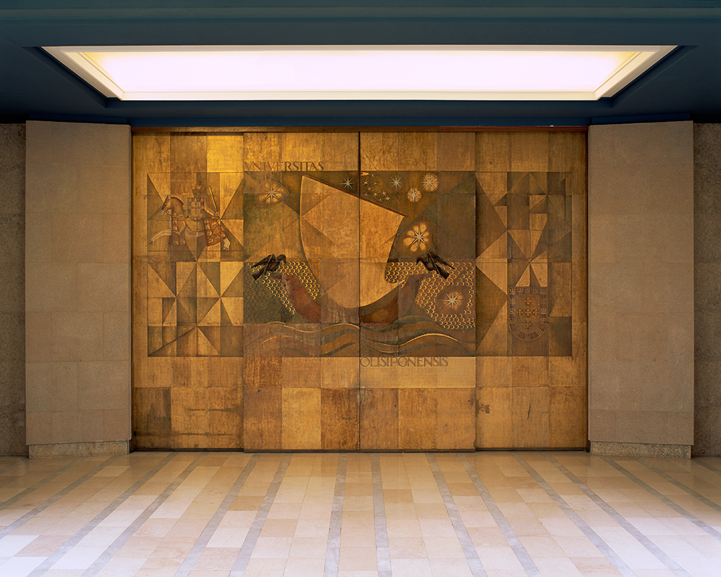 Bajorrelieve 'Apolo, cavalgando Pégaso, preside ao Conselho das Musas' (1957), de Leopolodo de Almeida. Facultad de las Letras de la Universidad de Lisboa. Fotografía de J. N. Lamas cedida a sieteLisboas.