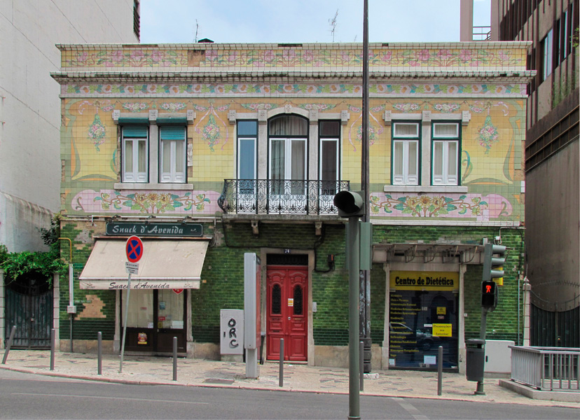 Imagen de una fachada modernista situada en la avenida Almirante Reis, tomada por Francisco Queiroz, y cedida por la Rede Temática a sieteLisboas.