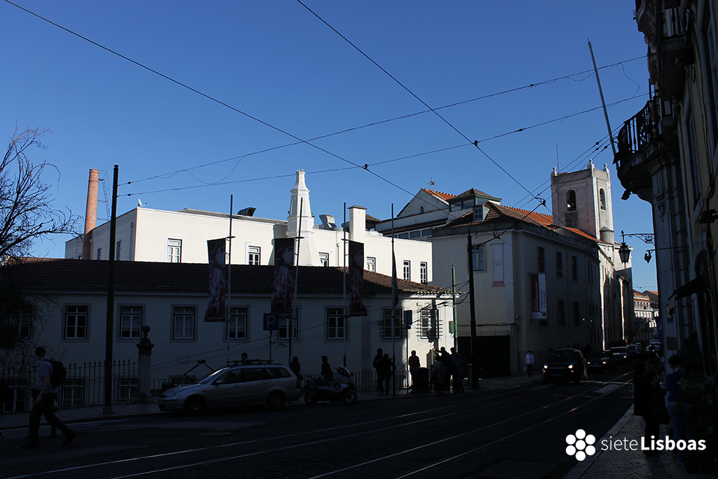 Fotografía de la 'Igreja de São Roque', tomada desde la 'Rua São Pedro de Alcântara' por sieteLisboas.