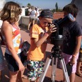 Imagen de visitantes del museo observan el cielo desde el terrado. Fotografía de Vasco Teixeira, cedida por el MUHNAC a sieteLisboas.