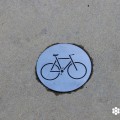 Fotografía de una señal de carril bici del Parque de las Naciones de Lisboa.