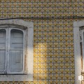 Reflejo de la luz del atardecer en una fachada revestida de azulejos de Lisboa.