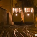 Imagen del Ascensor da Glória, tomada por el fotógrafo Nuno Cardal, publicada en su libro 'Lisboa Iluminada' y cedida a sieteLisboas.