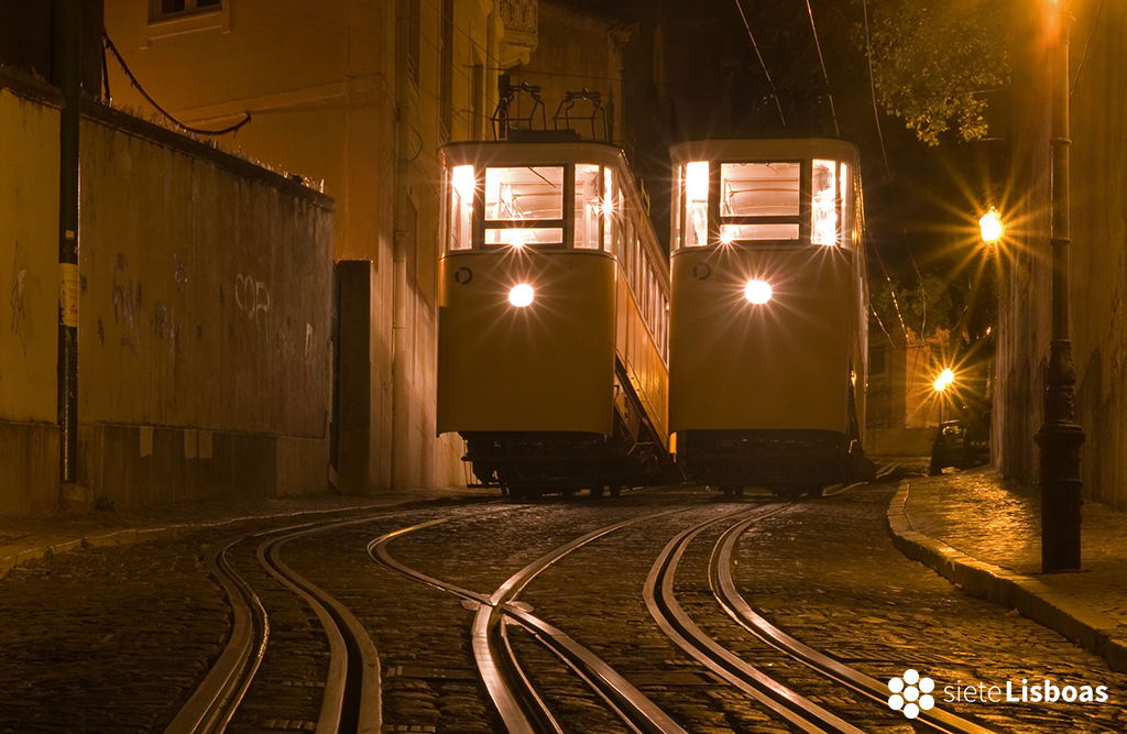 Imagen del Ascensor da Glória, tomada por el fotógrafo Nuno Cardal, publicada en su libro 'Lisboa Iluminada' y cedida a sieteLisboas.