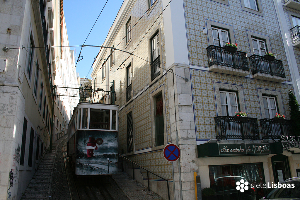 Fotografía del 'Ascensor do Lavra', tomada por Marta Tortajada en la Navidad de 2013, cedida a sieteLisboas.