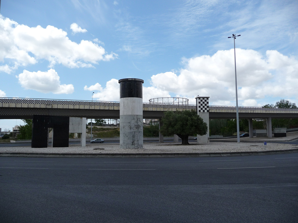 Imagen de la intervención de Pedro Cabrita Reis. Viaducto, 'Parque das Nações'. Fotografía de Ana Almeida, cedida por la Rede Temática a sieteLisboas.