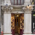 Imagen de la 'Luvaria Ulisses' tomada por el fotógrafo Nuno Cardal, publicada en su libro ‘Lisboa Panoramas’ y cedida a sieteLisboas.