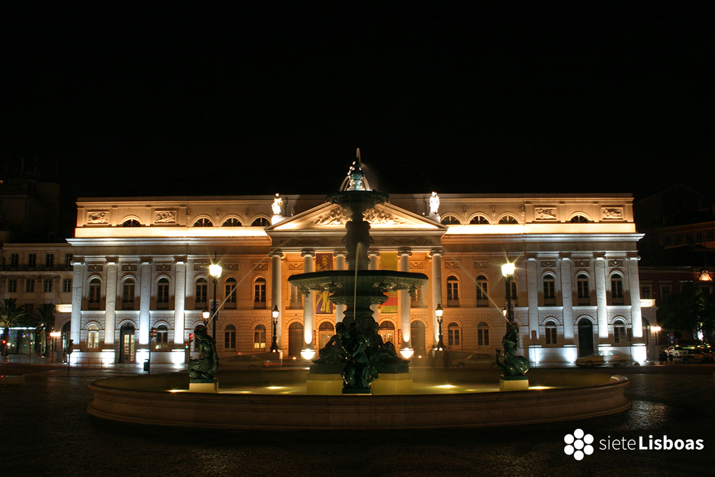 Imagen del 'Teatro Nacional D. Maria II', tomada por el fotógrafo Nuno Cardal, publicada en su libro 'Lisboa Iluminada' y cedida a sieteLisboas.