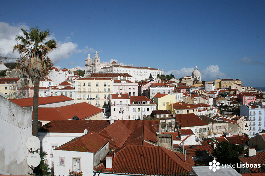 Fotografía del 'Mosteiro de São Vicente de Fora' tomada desde el 'Miradouro das Portas do Sol' por Marta Tortaja, cedida a sieteLisboas.