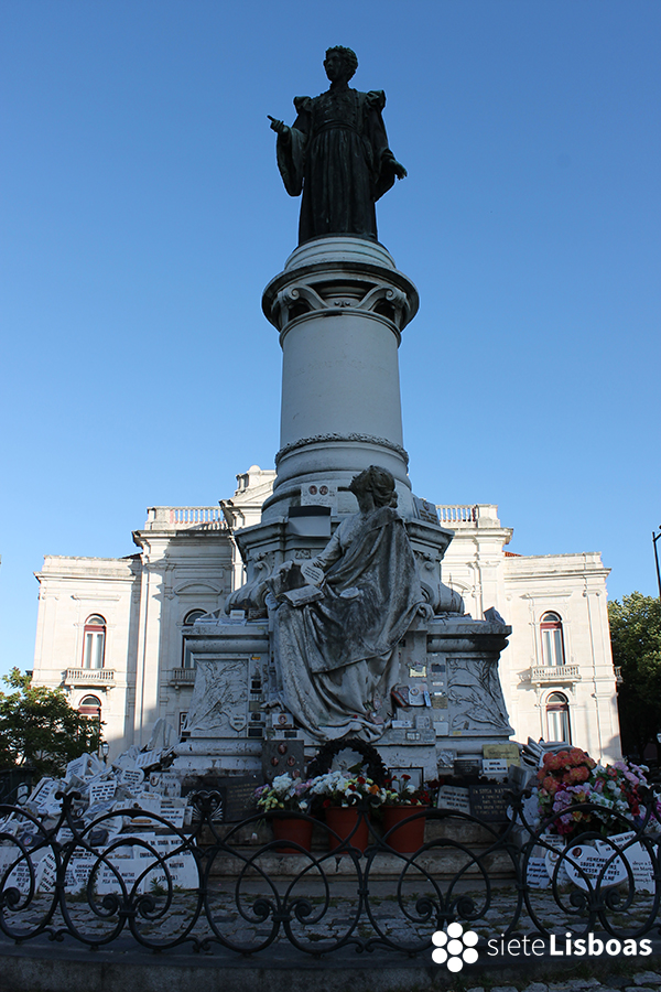 Imagen de la estatua de Sousa Martins y de la Facultad tomada por sieteLisboas.
