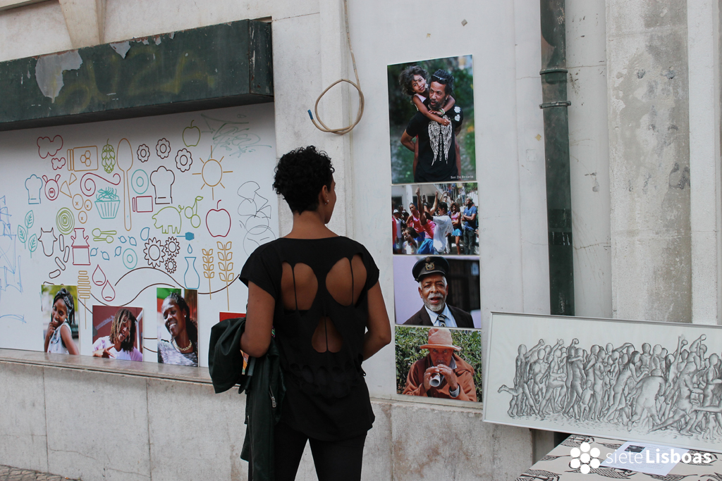 Fotografía de la 'Mostra de Artes Africanas', en el 'Largo de Intendente' tomada por sieteLisboas.