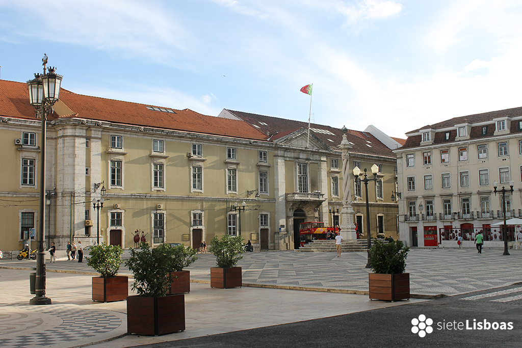 Fotografía del edificio del antiguo 'Arsenal da Marinha' tomada por sieteLisboas, desde la 'Praça do Município'.