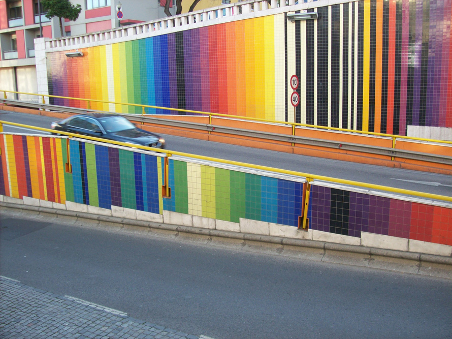 Fotografía de los azulejos del Viaducto de la 'Avenida Infante Santo' (obra de Eduardo Nery), tomada por Ana Almeida y cedida a sieteLisboas.