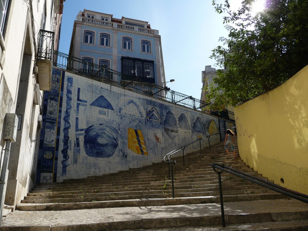 Fotografía del panel de azulejos 'Sétima Colina' (obra de Luis Camacho), tomada por Ana Almeida y cedida a sieteLisboas.