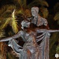Imagen de la estatua en homenaje a 'Eça de Queirós', situada en el 'Largo Barão de Quintela, tomada por el fotógrafo Nuno Cardal, publicada en su libro 'Lisboa Iluminada' y cedida a sieteLisboas.