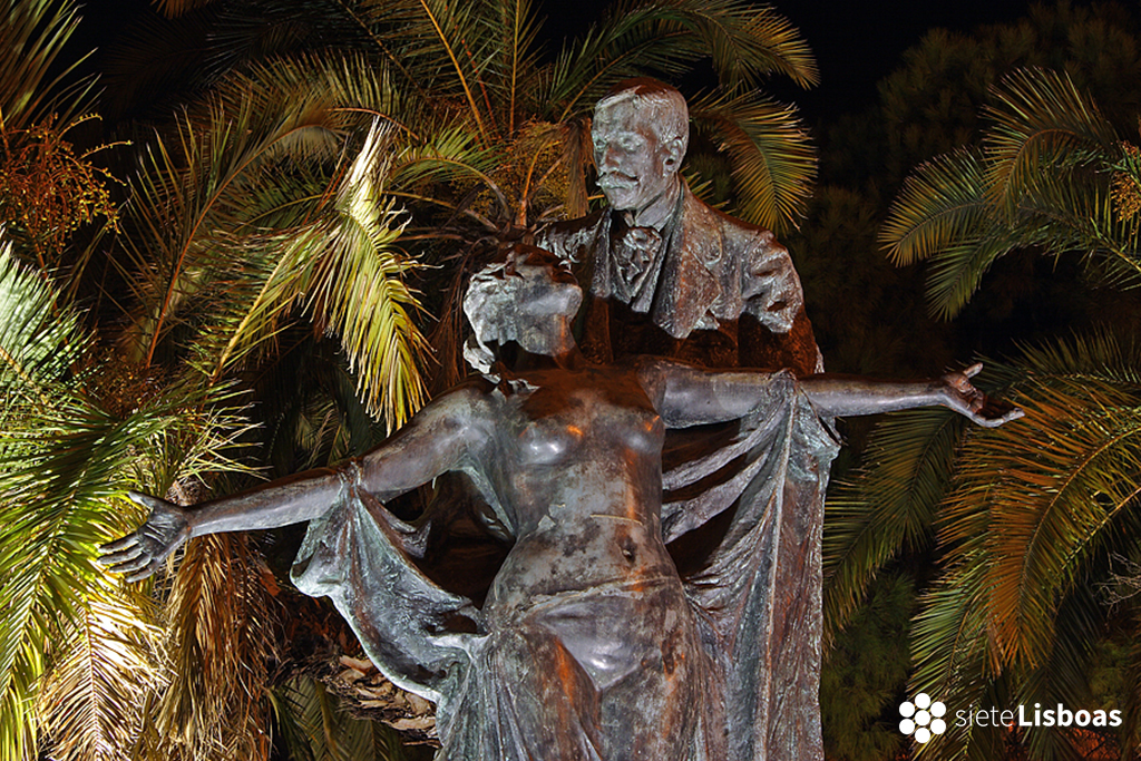 Imagen de la estatua en homenaje a 'Eça de Queirós', situada en el 'Largo Barão de Quintela, tomada por el fotógrafo Nuno Cardal, publicada en su libro 'Lisboa Iluminada' y cedida a sieteLisboas.