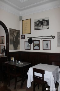 Fotografía de la mesa de Fernando Pessoa tomada en 'Martinho da Arcada' por sieteLisboas.